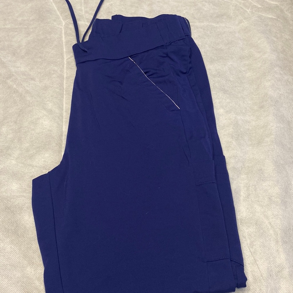 Healing Hands Oxyx Scrub Set. Size Medium. Color Navy Blue  Pants are joggers